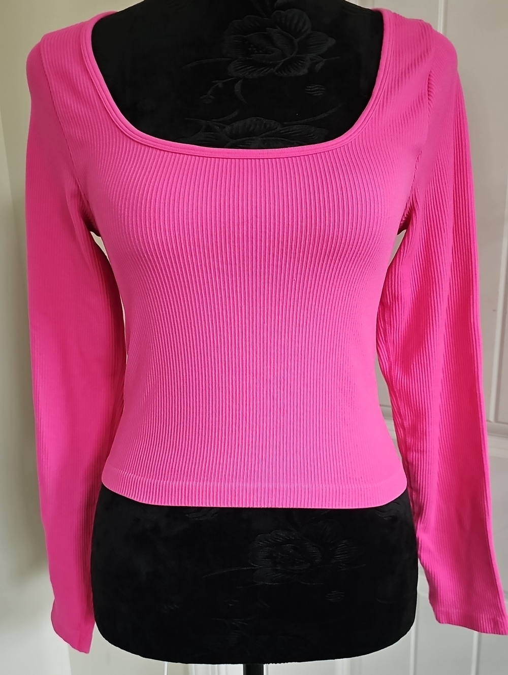 OQQ Hot Pink Women's Scoop Neck Cropped Ribbed Long-Sleeve Top, Medium